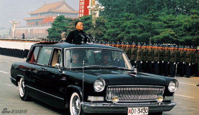 1984년 열병식에서 덩샤오핑이 군대를 사열하고 있다.