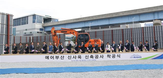 ‘에어부산 신사옥 착공식’이 열린 8월 31일 오전 부산광역시 강서구 대저2동 김해국제공항 인근에서 참석자들이 첫삽을 뜨고 있다. 에어부산 사옥은 3천393㎡ 터에 지하 2층, 지상 9층 규모로 세워지며 내년 12월에 준공될 예정이다.  에어부산 제공