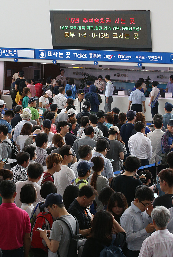 추석 열차표 예매가 시작된 1일 오전 서울 중구 서울역 대합실이 표를 구하려는 시민들로 붐비고 있다. 신소영 기자 viator@hani.co.kr