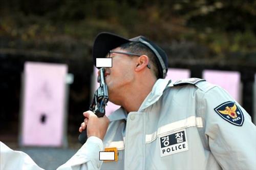 인터넷 커뮤니티를 통해 퍼지고 있는 경찰관들의 사격장 장난 사진.  연합뉴스