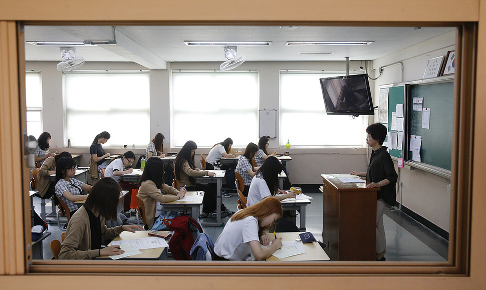 고교생 전국연합학력평가 및 고3 수능 모의평가가 시행된 2일 오전 서울 양천구 신정동 금옥여고에서 고3 수험생들이 시험준비를 하고 있다. 김봉규 기자 bong9@hani.co.kr