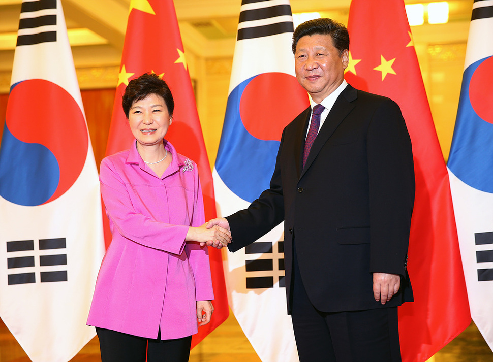 박근혜 대통령과 시진핑 중국 국가주석이 2일 중국 베이징 인민대회당에서 열린 정상회담에 앞서 악수하고 있다. 베이징/이정용 선임기자 lee312@hani.co.kr