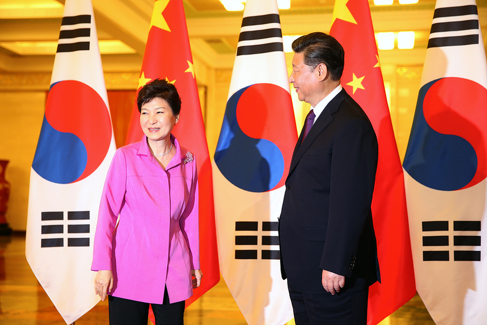 박근혜 대통령이 2일 중국 베이징 인민대회당에서 시진핑 국가주석과 인사하고 있다. 베이징/이정용 선임기자 lee312@hani.co.kr