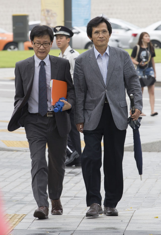 서울대 국사학과 오수창 교수와 역사교육학과 유용태 교수가 2일 오후 정부서울청사에서 “한국사 교과서의 국정화에 반대한다”는 서울대 역사 전공 교수 34명의 의견서를 황우여 부총리 겸 교육부 장관에게 전달한 뒤 청사에서 나오고 있다. 김성광 기자 flysg2@hani.co.kr