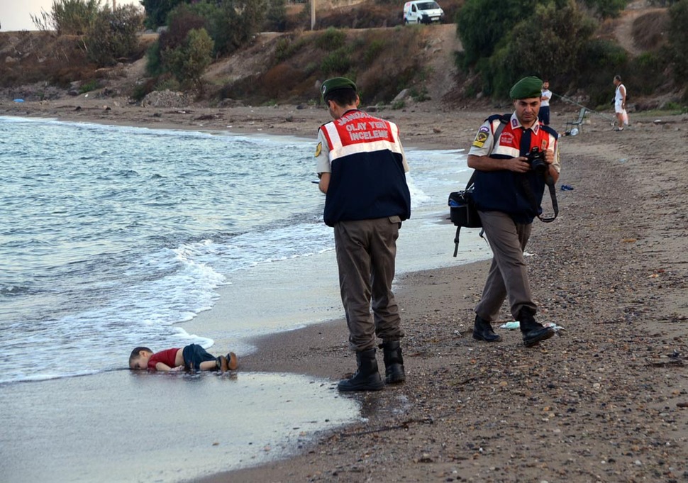 2일(현지 시각) 오전 터키 남부 보드룸 휴양지 인근의 해변에서 세 살배기 시리아 난민 아이 아일란 쿠드리가 숨친 채 발견됐다.
