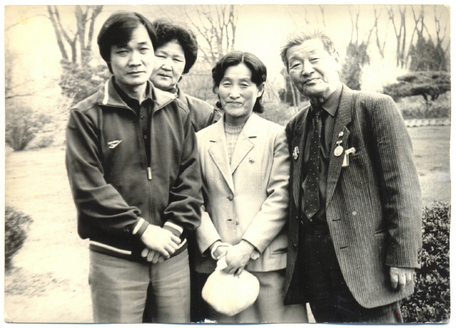 한진(한대용)의 고려극장 후배 예술가 한 야꼬브(맨 왼쪽)가 1989년 북한에 갔을 때 만난 한진의 가족들.