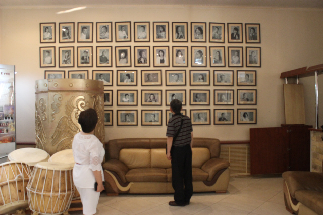 카자흐스탄 고려극장 로비에 지난달 17일 한국의 전통 북들이 쌓여 있다. 현재 활동하고 있는 단원들의 사진이 벽면에 걸려 있다.