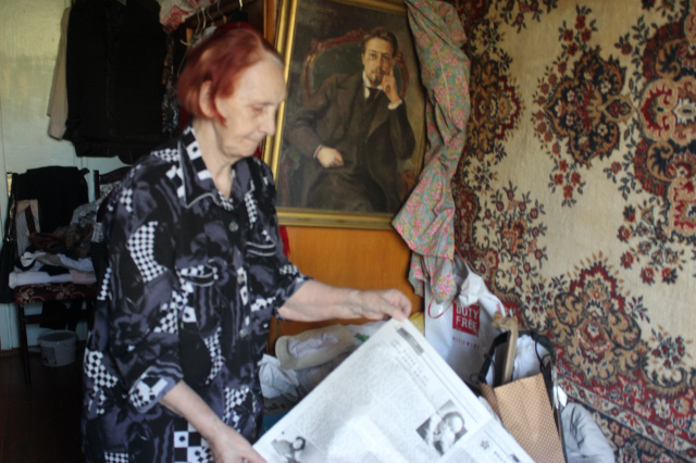지난달 15일 카자흐스탄 알마티에 자리한 낡은 아파트에서 지나이다 이바노브다가 한진의 그림을 옆에 두고 남편을 추억하고 있다.