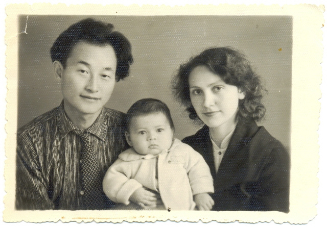 1960년 가을 찍은 가족사진. 한진과 아들 안드레이, 그리고 아내 지나이다 이바노브다.