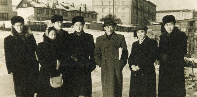 1956년 11월 북한 국비 유학생인 정린구(왼쪽부터), 김순자, 허웅배, 한대용(한진), 리경진, 김종훈, 리진황이 소련 전연맹국립영화대학 기숙사 앞에서 찍은 사진.