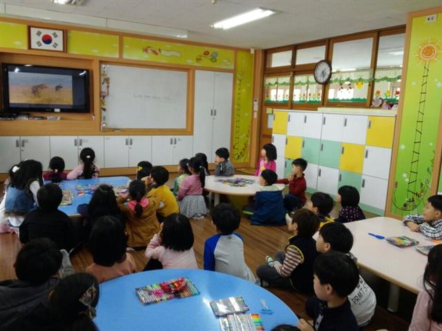 경기도 파주의 한 초등학교에서 학생들이 세계문화 체험을 주제로 한 방과후수업을 듣고 있다. 전국방과후강사권익실현센터 제공