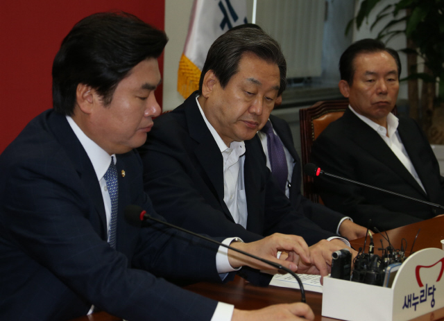 김무성 새누리당 대표(가운데)가 7일 오전 국회에서 열린 최고위원회의에서 머리발언을 한 뒤 마이크를 원유철 원내대표에게 넘기고 있다. 이정우 선임기자 woo@hani.co.kr