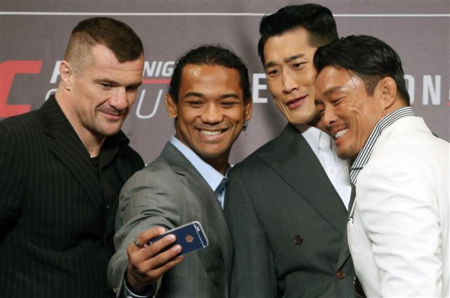 미르코 크로캅(왼쪽부터)과 벤슨 헨더슨, 김동현, 추성훈이 8일 열린 ‘유에프시(UFC) 파이트 나이트 인 서울’ 기자간담회에 참석해 스마트폰으로 사진을 찍고 있다. 대회는 11월28일 서울 올림픽공원 체조경기장에서 열린다. 연합뉴스