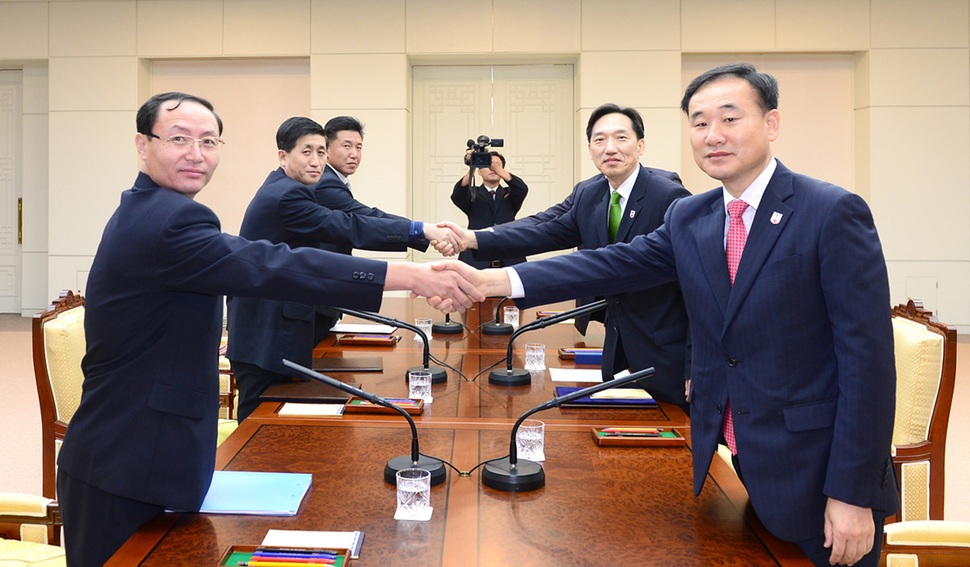 추석을 계기로 금강산 면회소에서 이산가족 상봉 행사를 개최하기로 남북이 합의한 8일 오전 판문점 평화의 집에서 남쪽 수석대표인 이덕행 대한적십자사 실행위원(오른쪽 둘째)과 북쪽 수석대표인 박용일 조선적십자회 중앙위원회 중앙위원(왼쪽 둘째) 등 양쪽 대표단이 합의문에 서명을 마친 뒤 악수를 하고 있다. 판문점/통일부 제공