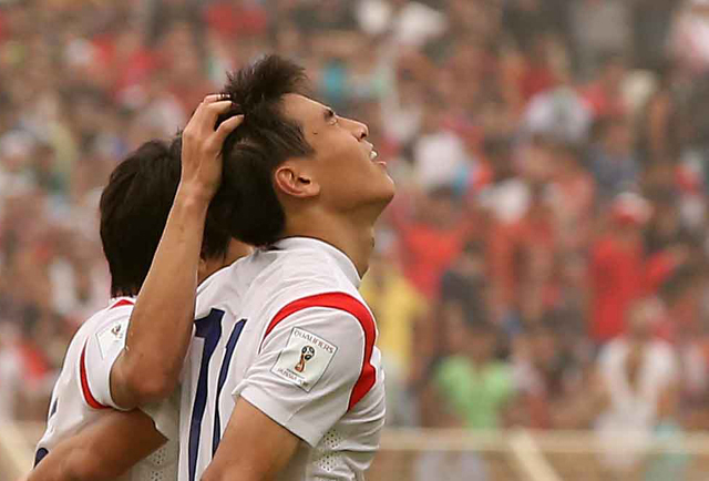 8일 밤 (한국시간) 레바논 시돈의 시립경기장에서 열린 2018년 러시아 월드컵 아시아지역 2차 예선 대한민국 대 레바논의 경기. 한국 구자철이 골을 넣은 후 동료와 기쁨을 나누고 있다. 2015.9.8 연합