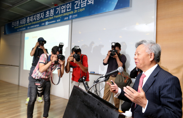 진리췬 아시아인프라투자은행(AIIB) 총재 지명자가 9일 오전 서울 중구 대한상공회의소 회의실에서 열린 기업인 간담회에서 연설을 하고 있다. 김태형 기자 xogud555@hani.co.kr