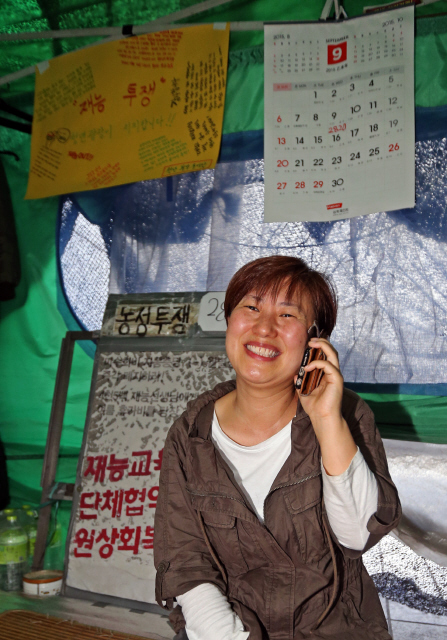 2800일이 넘는 장기 투쟁 끝에 원직 복직 합의를 이끌어낸 유명자씨가 10일 오후 서울 혜화동 재능교육 앞 농성장에서 축하 전화를 받고 환하게 웃고 있다. 이정용 선임기자 lee312@hani.co.kr