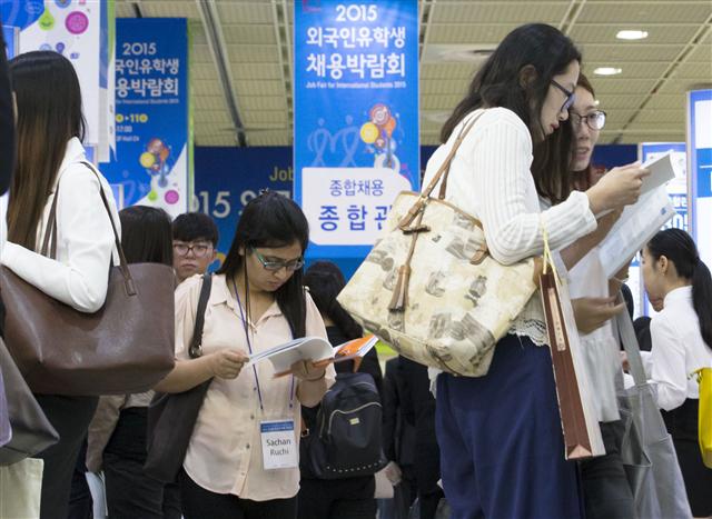 ‘2015 외국인 유학생 채용박람회’가 10일 서울 삼성동 코엑스에서 열려 구직자들이 채용 정보를 살펴보고 있다. 11일까지 이틀 동안 열리는 이 행사에는 엘지전자와 아모레퍼시픽 등 103개 기업이 참여했다.  
연합뉴스