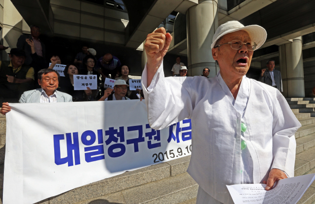 10일 오전 일제강점하유족회를 비롯한 아시아태평양전쟁 희생자 유족(원고 대표 김종대)들이 대일청구권 자금 중 무상원조 3억달러(당시 800여억원)에 대한 환수 소송 4차 재판에서 패소 판결을 받은 뒤 서울 서초동 서울중앙지법 앞에서 항소할 것을 다짐하며 구호를 외치고 있다.
  이정용 선임기자 <A href="mailto:lee312@hani.co.kr">lee312@hani.co.kr</A>