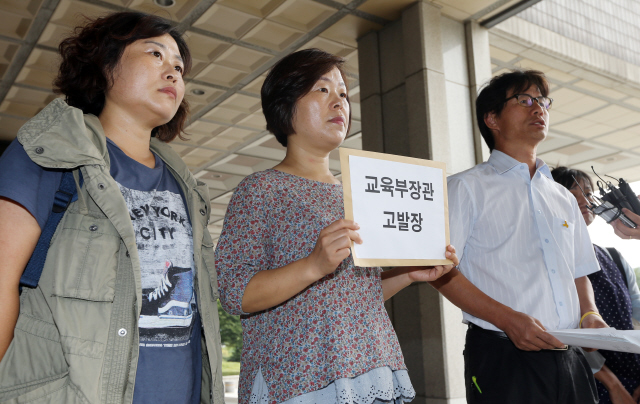 진영효 전교조 참교육실 정책국장(오른쪽 둘째)과 참교육을 위한 전국학부모회, 평등교육실현을 위한 전국학부모회 등의 회원들이 11일 오전 서울 서초동 서울중앙지검 앞에서 황우여 교육부 장관을 검찰에 고발하기에 앞서 이유를 밝히고 있다. 이종근 기자 root2@hani.co.kr