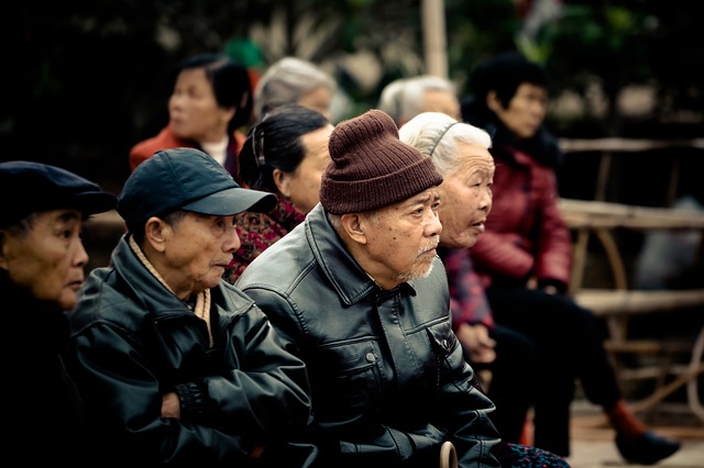 60세 이상 인구는 현재 9억에서 15년후 14억으로 늘어난다. pixabay.com