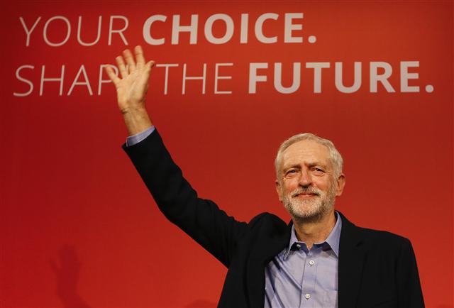 12일 영국 런던에서 노동당 새 대표로 선출된 제러미 코빈이 지지자들에게 손을 흔들고 있다.  런던/AP연합뉴스