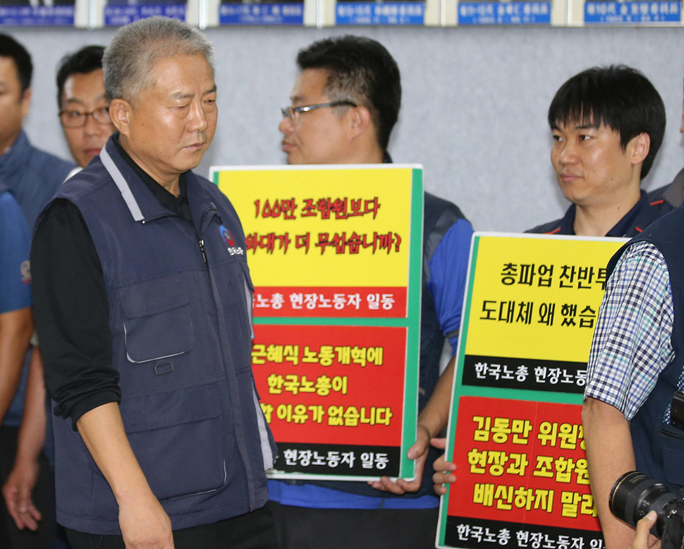 13일 발표된 ‘노동시장 구조개선을 위한 노사정합의문’ 핵심 내용은 ①일반해고 가이드라인 마련 ②취업규칙 개정 요건 변경 등 두 가지다. 취업규칙이란 근로조건·규율에 관해 사용자가 정한 규칙(사규, 내규, 인사규정, 징계규정)을 말한다. 다음 중 취업규칙에 관한 설명 중 틀린 것은?