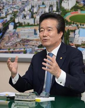 송영무 총장은 “지역사회 발전에 지속적으로 헌신할 수 있는 인재를 양성하고 싶다”며 “현재 추진하고 있는 의과대학의 설립도 같은 맥락으로 이해할 수 있다”고 말했다.  순천대학교 제공 