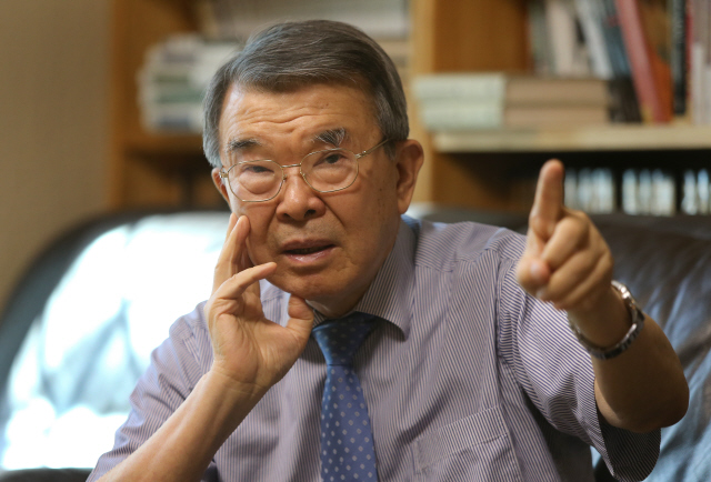 지난 13일 서울 서대문구 아현동 자택에서 만난 이만열 숙명여대 명예교수는 “교과서 국정화는 민주국가가 아니라 전체주의적인 발상”이라고 강조했다.  탁기형 선임기자 khtak@hani.co.kr