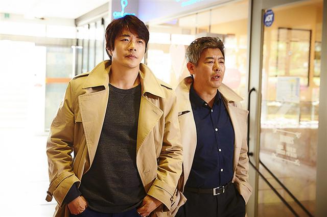 권상우·성동일 주연의 추석영화 <탐정: 더 비기닝>은 추석과 잘 어울리는 ‘코믹 추리물’이다. 결혼한 대한민국 남성이라면 누구나 공감할 만한 깨알 같은 디테일과 사건을 추리해 나가는 두 캐릭터가 돋보인다.  영화인 제공