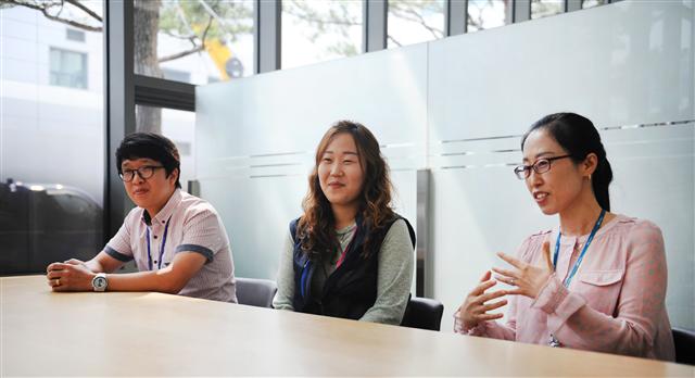 지난 11일 경기도 이천의 에스케이하이닉스 공장에서 협력업체 직원으로 일하는 오일경(왼쪽부터)씨와 김연진 부주임, 양은순 반장이 원청 대기업인 하이닉스의 노사 합의로 시행된 ‘임금공유제’에 대해 말하고 있다. 에스케이하이닉스 제공
