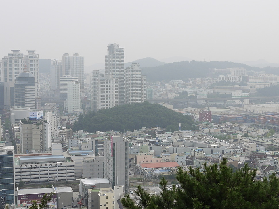 부산 동구 좌천동 증산공원에 있는 증산왜성 1곽에서 동쪽 방향으로 바라본 모습. 자성대왜성이 바로 보인다. 부산/김영동 기자