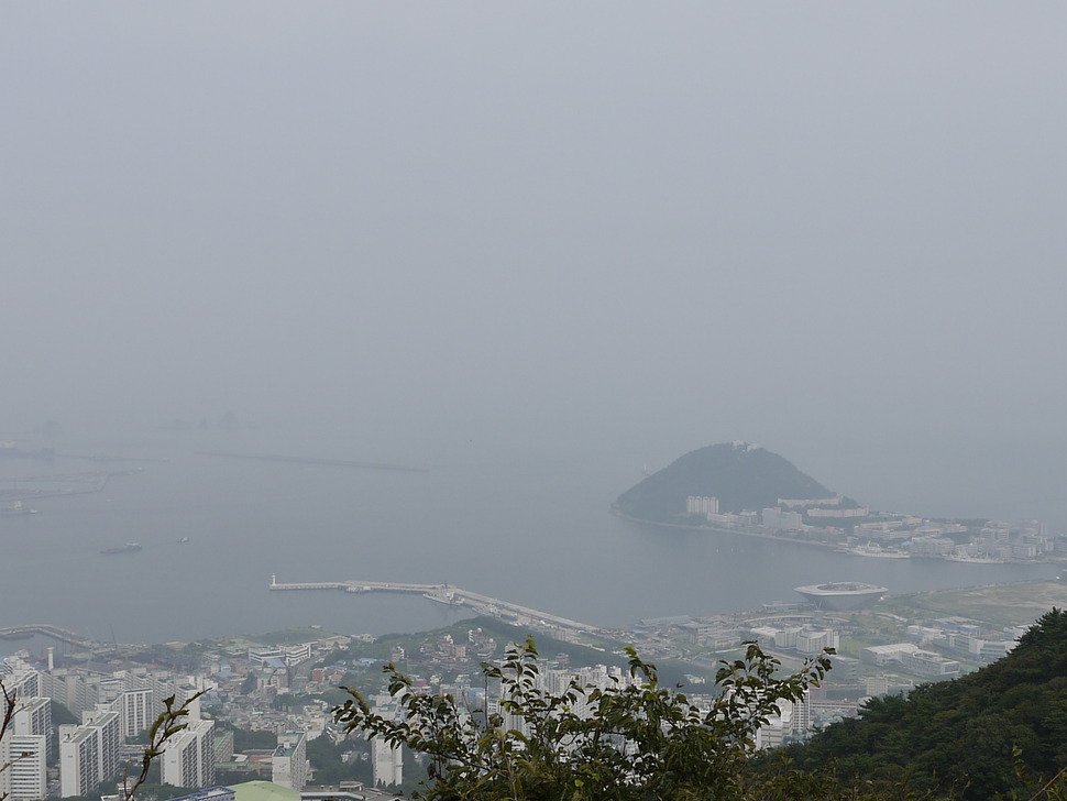 부산 영도구 봉래산에서 바라본 부산 앞바다 모습. 부산항을 오고가는 선박들을 한눈에 확인할 수 있다. 정확한 위치가 확인되지 않은 추목도왜성은 영도구 쪽의 산이나 한국해양대가 있는 영도 앞 조도에 있었을 것으로 추정된다. 부산/김영동 기자