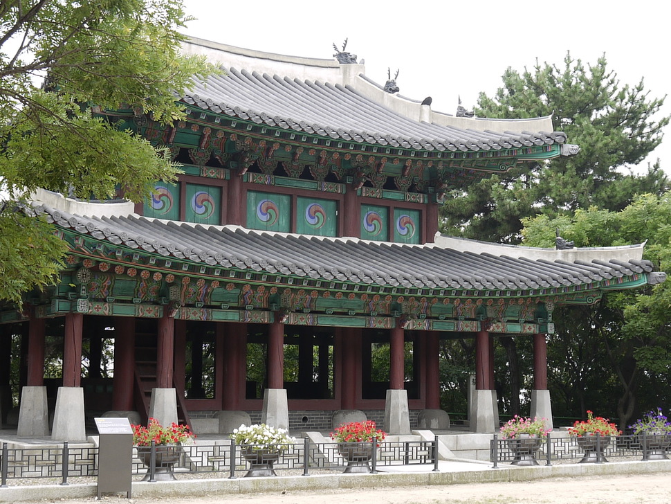 부산 동구 범일동의 자성대공원 꼭대기 남서쪽에는 조선군 전투지휘소인 진남대가 세워졌다. 1974년 만들어진 것으로 자성대왜성과는 상관 없는 구조물이다. 부산/김영동 기자