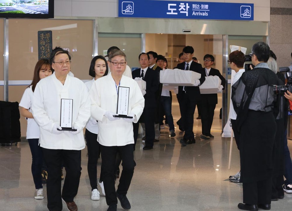 18일 오전 부산 동구 부산국제여객터미널로 훗카이도 강제노동 희생자 유골이 70년 만에 귀환해 입국장으로 들어서고 있다. 이번에 한국으로 봉환되는 유골 115구는 혼간지 삿포르  병원에 합골된 유골 중 한국 출신자 71구, 아사지노 일본 육군비행장 건설 희생자 발굴 유골 중 34구,비바이  탄광 주변 죠코 에 안치된 한국 출신 유골 6구, 슈마리나이 우류댐 건설공사 희생자 발굴 유골 중 4구다. 부산/김태형 기자 xogud555@hani.co.kr