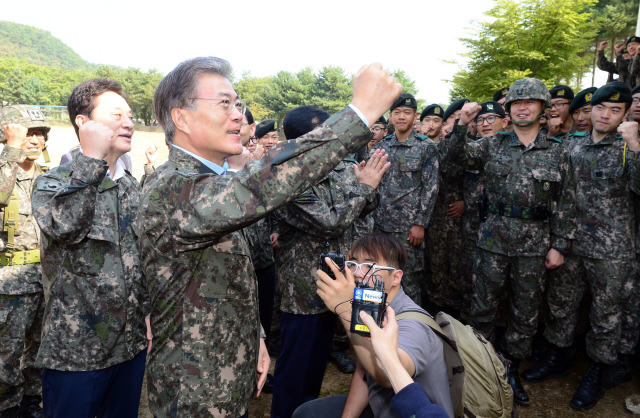 문재인 새정치민주연합 대표(왼쪽)가 21일 오전 경기도 파주 육군 제28사단에서 열린 국회 국방위원회 현장시찰에 참석해 부대 장병과 함께 파이팅을 외치고 있다. 파주/국회사진기자단