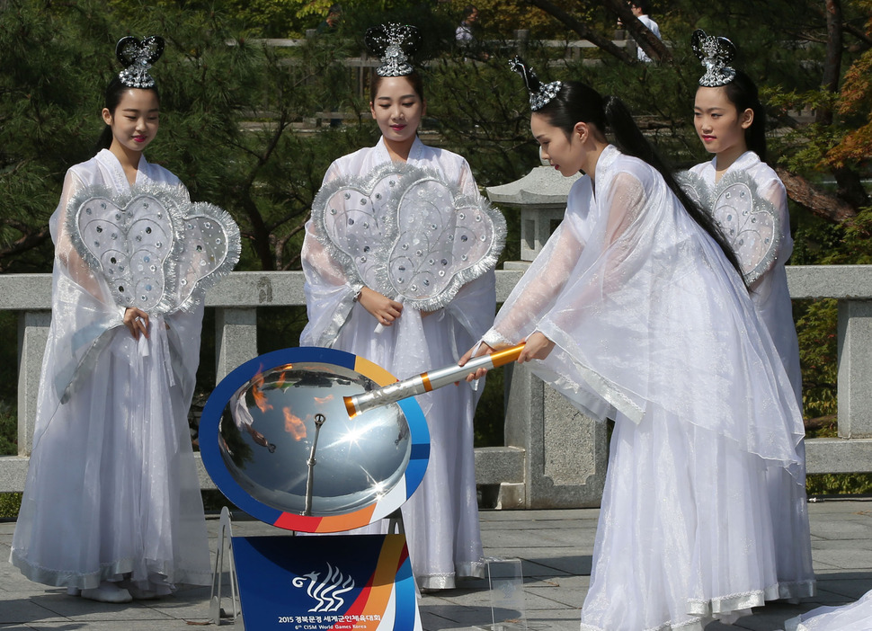 21일 오전 경기도 파주시 임진각 망배단에서 열린 2015 문경 세계군인체육대회 성화 채화식에서 칠선녀가 채화를 하고 있다. 채화된 성화는 임진각을 출발해 파주와 연천, 강원도 철원·화천·인제·고성 등 접경지역 군부대를 거쳐 다음달 2일 개최지인 문경에 도착한다. 봉송 구간은 총 626㎞다. 파주/연합뉴스