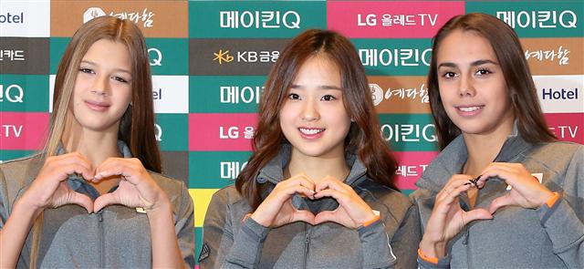 손연재(가운데)가 22일 서울 서초구 양재동 더케이 호텔에서 열린 리듬체조 ‘메이킨 큐(Q) 리드믹 올스타즈 2015’ 갈라쇼 기자회견에서 알렉산드라 솔다토바(왼쪽), 마르가리타 마문(오른쪽)과 함께 사랑의 하트를 날리고 있다. 리듬체조 갈라쇼는 25~26일 이틀간 서울 잠실체육관에서 열린다. 손연재는 “이번 공연이 한가위에 진행되는 만큼 한국적인 분위기를 많이 보여드리겠다”고 밝혔다.  연합뉴스