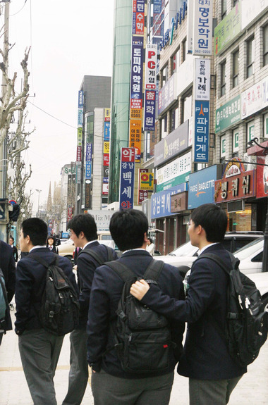 고교생들에게 명절은 연휴가 아니다. 3학년은 수능 준비로, 1·2학년은 다가오는 중간고사로 분주하다. 사진은 서울 대치동 학원가의 고교생들. 한겨레 자료사진