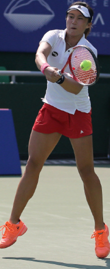 왼손잡이인 한나래가 22일 서울 올림픽공원 코트에서 열린 2015 여자프로테니스(WTA) 코리아오픈 단식 1회전에서 세계 32위 강호 슬론 스티븐스(미국)를 상대로 보기 드문 양손 포핸드스트로크를 구사하고 있다.  
 대한테니스협회 제공
