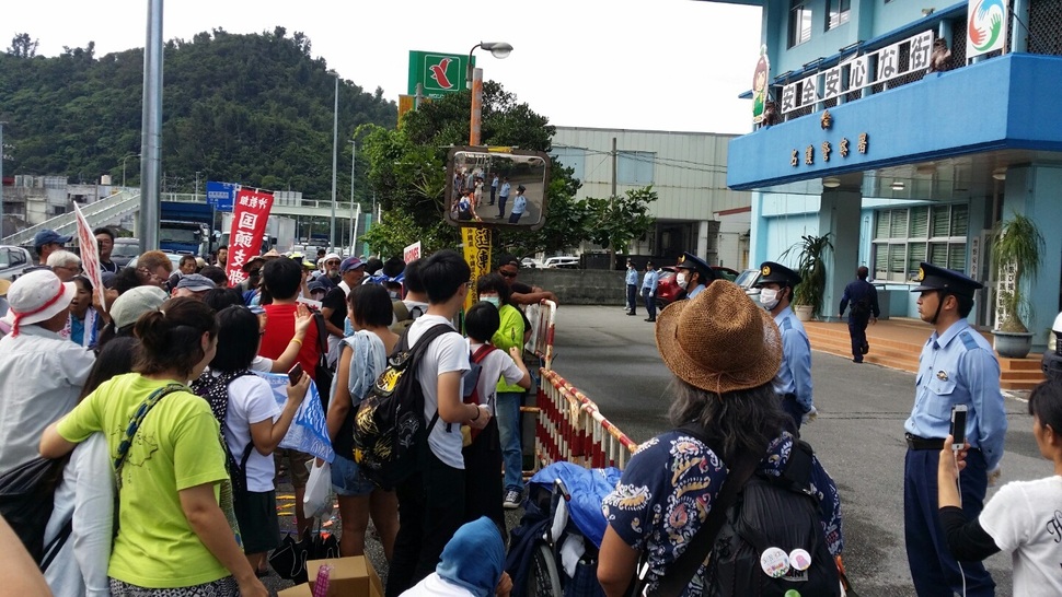 한국·일본·대만 시민단체로 구성된 ‘평화의 바다를 위한 섬들의 연대’가 주최한 ‘2015 오키나와 평화캠프’에 참가했던 한국 환경운동가 김아무개씨가 22일 오전 오키나와현 나고시 인근의 미군기지 ‘캠프 슈워브’ 앞에서 경찰과 몸싸움 끝에 체포되자 행사 참가자들이 나고경찰서 앞에서 항의를 하고 있다. 이번 캠프는 19~22일 오키나와현 기노완시에 있는 기존 후텐마 미군 기지의 이전 대상지인 헤노코 연안에서 열렸으며 한국에서는 제주 강정마을 해군기지 반대 운동을 해온 시민단체 활동가와 회원들이 참가했다. 