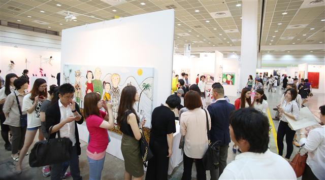지난해 서울 코엑스에서 열린 한국화랑협회의 ‘2014 서울국제아트페어’ 전시장 모습. 장기불황 속에서 경매사에 밀려 입지가 좁아진 국내 화랑업계는 최근 들어 개별 전시회보다 여러 화랑들이 모인 장터 형식의 아트페어 판매전에 매달리고 있다. 사진 노형석 기자
