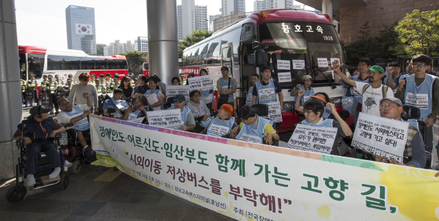  24일 낮 서울 서초구 고속버스터미널 버스승강장에서 장애인철폐연대 회원들이 추석연휴를 맞아 ‘시외이동 저상버스’ 도입을 촉구하고 있다.  김성광 기자 flysg2@hani.co.kr