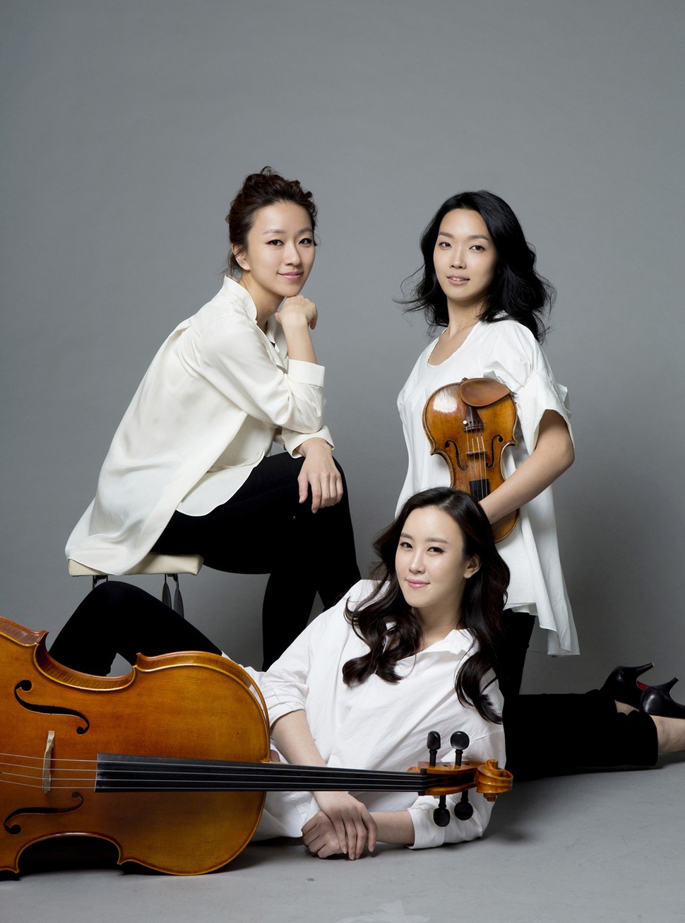 ‘트리오 제이드’의 피아노 이효주, 바이올린 박지윤, 첼로 이정란(왼쪽부터 시계 방향으로) 사진 목프로덕션 제공