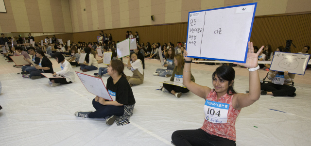 한국에서 공부하는 외국인 학생의 한국 사회에 대한 관심을 높이고자 제1회 가천 한국어 골든벨대회가 열린 30일 오후 경기도 성남시 가천대학교 가천관에서 외국인 학생들이 한국어 문제를 풀고 있다. 이날 대회에는 18개국에서 온 200여명의 외국인 학생이 참가했다. 성남/김성광 기자 flysg2@hani.co.kr