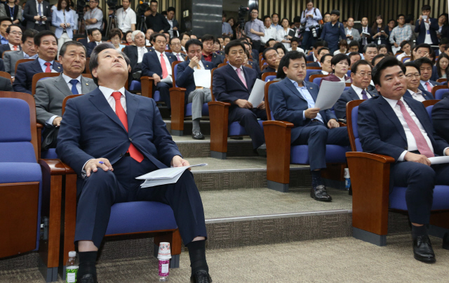 김무성 새누리당 대표가 30일 오후 ‘안심번호를 활용한 국민공천제’에 대해 논의하려고 열린 의원총회에서 생각에 잠겨 있다. 이정우 선임기자 woo@hani.co.kr