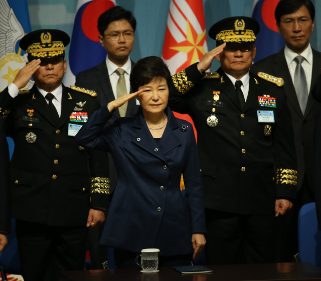 국군의 날 행사장에서 박 대통령 뒷자리에 선 김광진 의원. 연합