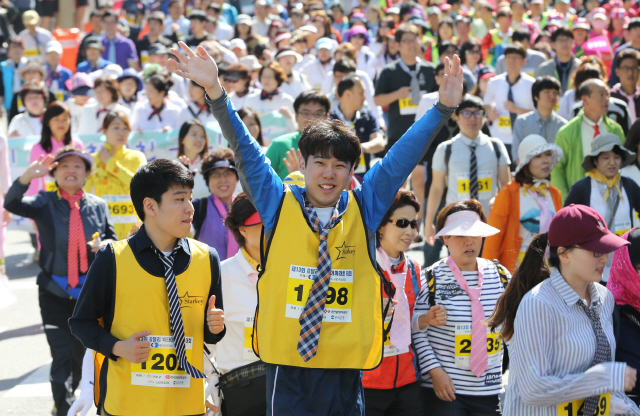 2일 오전 서울 구로구 구로동 마리오타워 광장에서 열린 제13회 지(G)밸리 넥타이마라톤 대회 참가자들이 힘차게 달리고 있다. 구로디지털단지 일대 5㎞를 달리는 이 대회는 공단에서 디지털단지로 변모한 구로구의 모습을 알리고 벤처인들의 사기 진작을 위해 2003년에 시작됐다.  이종근 기자 root2@hani.co.kr