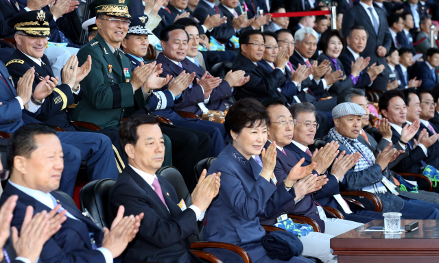 박근혜 대통령(맨 앞줄 왼쪽 셋째)이 2일 저녁 경북 문경 국군체육부대 주경기장에서 열린 2015 세계군인체육대회 개회식에 참석해 사전공연을 보며 박수를 치고 있다. 박 대통령 오른쪽으로 김관용 경상북도지사 겸 대회공동위원장, 문재인 새정치민주연합 대표가 앉아 있다. 문경/이정용 선임기자 <A href="mailto:lee312@hani.co.kr">lee312@hani.co.kr</A>