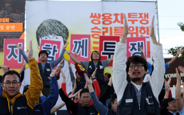 ‘하늘이 열린 날, 승리의 길을 열자 끝까지 함께’라는 주제로 ‘쌍용차 투쟁 승리를 위한 범국민대회’가 열린 3일 오후 경기도 평택시 칠괴동 쌍용자동차 평택공장 정문 앞에서 김득중 금속노조 쌍용차 지부장(앞줄 오른쪽)과 조합원들이 4가지 의제 해결을 촉구하며 공연을 펼치고 있다. 김득중 지부장은 해고자 복직, 손배가압류 철회, 회사 정상화, 숨진 해고자 유족에 대한 지원 대책 등 4가지 의제를 놓고 지난 8월31일부터 34일째 단식투쟁을 벌이고 있다. 평택/이종근 기자 root2@hani.co.kr